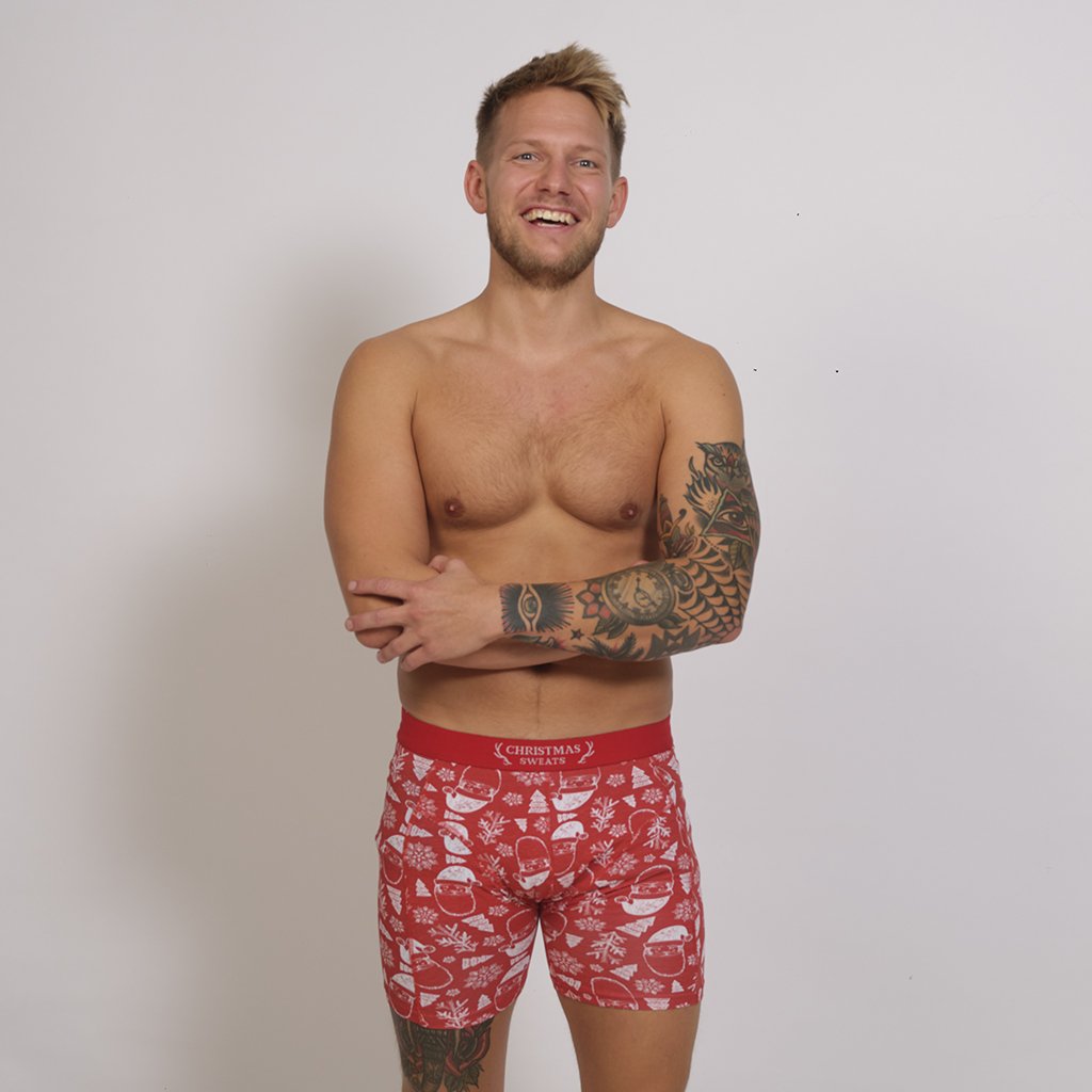 Ein Mann, der rote Unterhosen trägt.